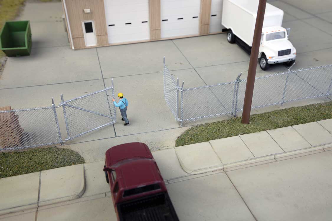 Walthers SceneMaster 4204 HO Scale Chain Link Fence