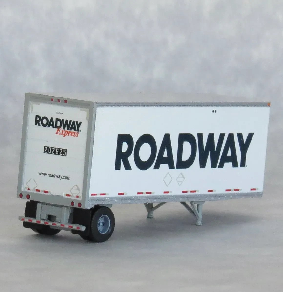 TrainWorx 42884 - 02 N Scale Roadway Express 28' Pup Van Trailer + Converter Dolly (LTL Doubles) - Oakville Model Trains Depot
