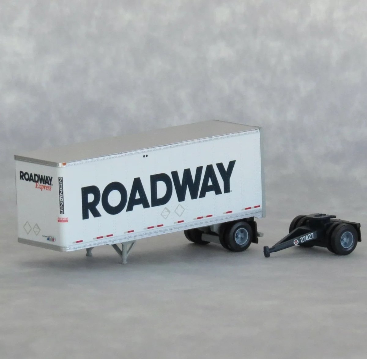 TrainWorx 42884 - 02 N Scale Roadway Express 28' Pup Van Trailer + Converter Dolly (LTL Doubles) - Oakville Model Trains Depot