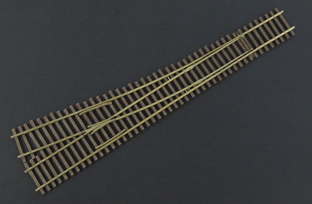 Micro Engineering 14 - 711 HO Scale Code 83 5a Standard Yard Ladder Right - Hand Turnout (DCC - Friendly) - Oakville Model Trains Depot