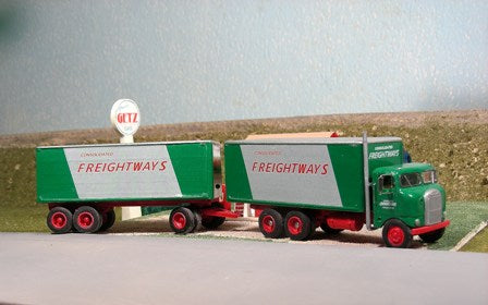 SE-09 Freightliner truck and trailer combo Consolidated Freightways
