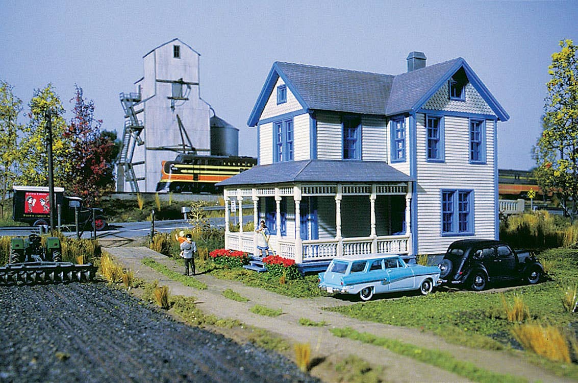 Walthers Cornerstone 3651 HO Scale Aunt Lucy's House - Kit - 4 x 5-3/4 x 5-1/8" 10.2 x 14.6 x 13cm