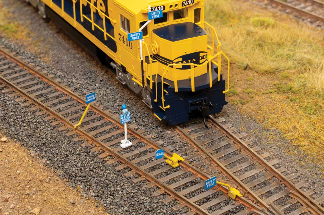 Walthers Cornerstone 4162 HO Scale Blue Flags - Kit pkg(50)