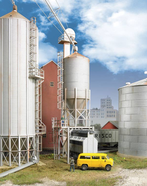 Walthers Cornerstone 2935 HO Scale Grain Surge Bin - Kit - 1-1/2 x 1-1/2 x 9" 3.8 x 3.8 x 22.7cm
