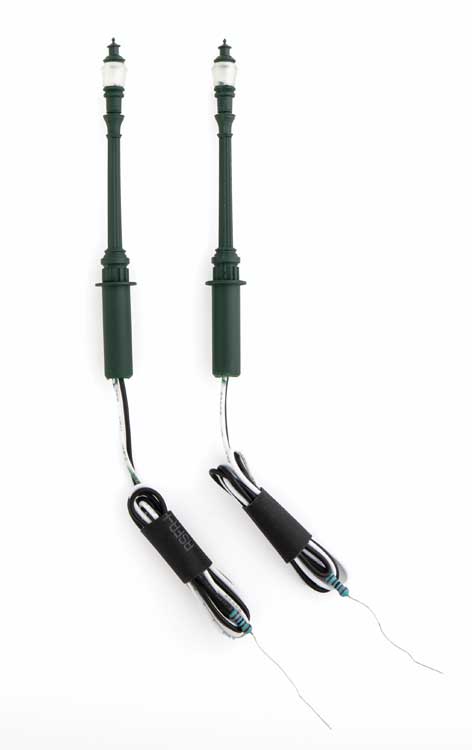 Walthers SceneMaster 4800 HO Scale LED Streetlight 2-Pack Cast Iron Column