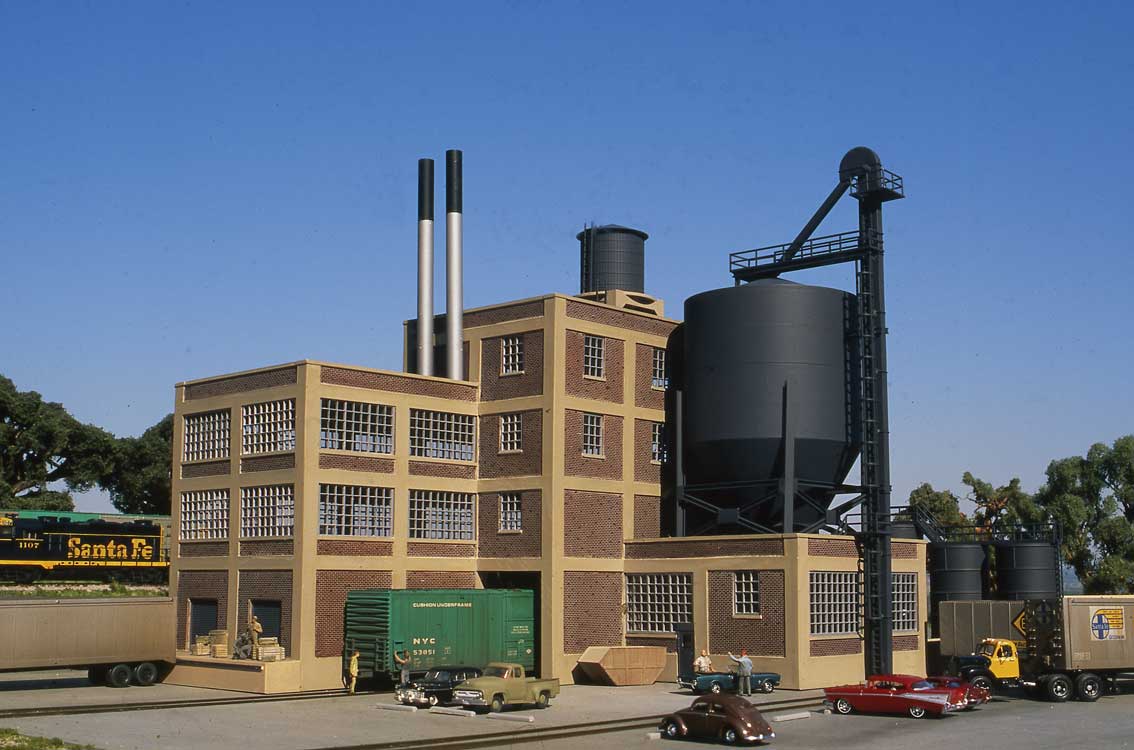 Walthers Cornerstone 4141 HO Scale Tire Plant - Kit - 13-3/16 x 8-11/16 x 12" 33.4 x 22 x 30.4cm