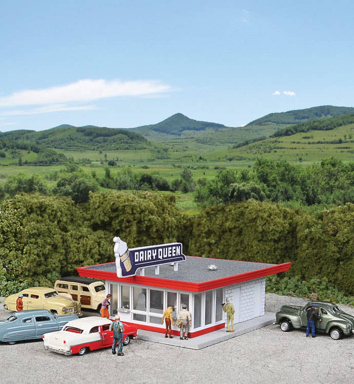 Walthers Cornerstone 3845 N Scale Vintage Dairy Queen(R) - Kit - 2-7/16 x 1-15/16 x 1-5/16" 6.1 x 4.9 x 4.9cm