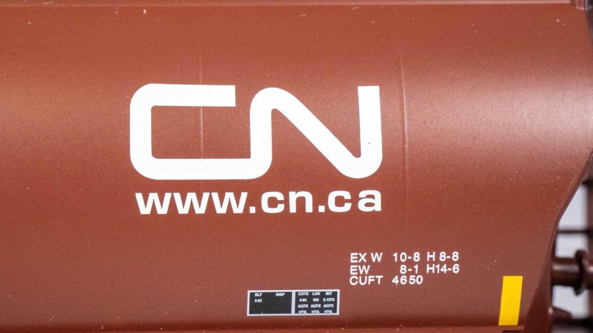 Bachmann 73803 HO Scale Cylindrical Grain Hopper w EOT/FRED Flashing Light CN 377399 - Oakville Model Trains Depot