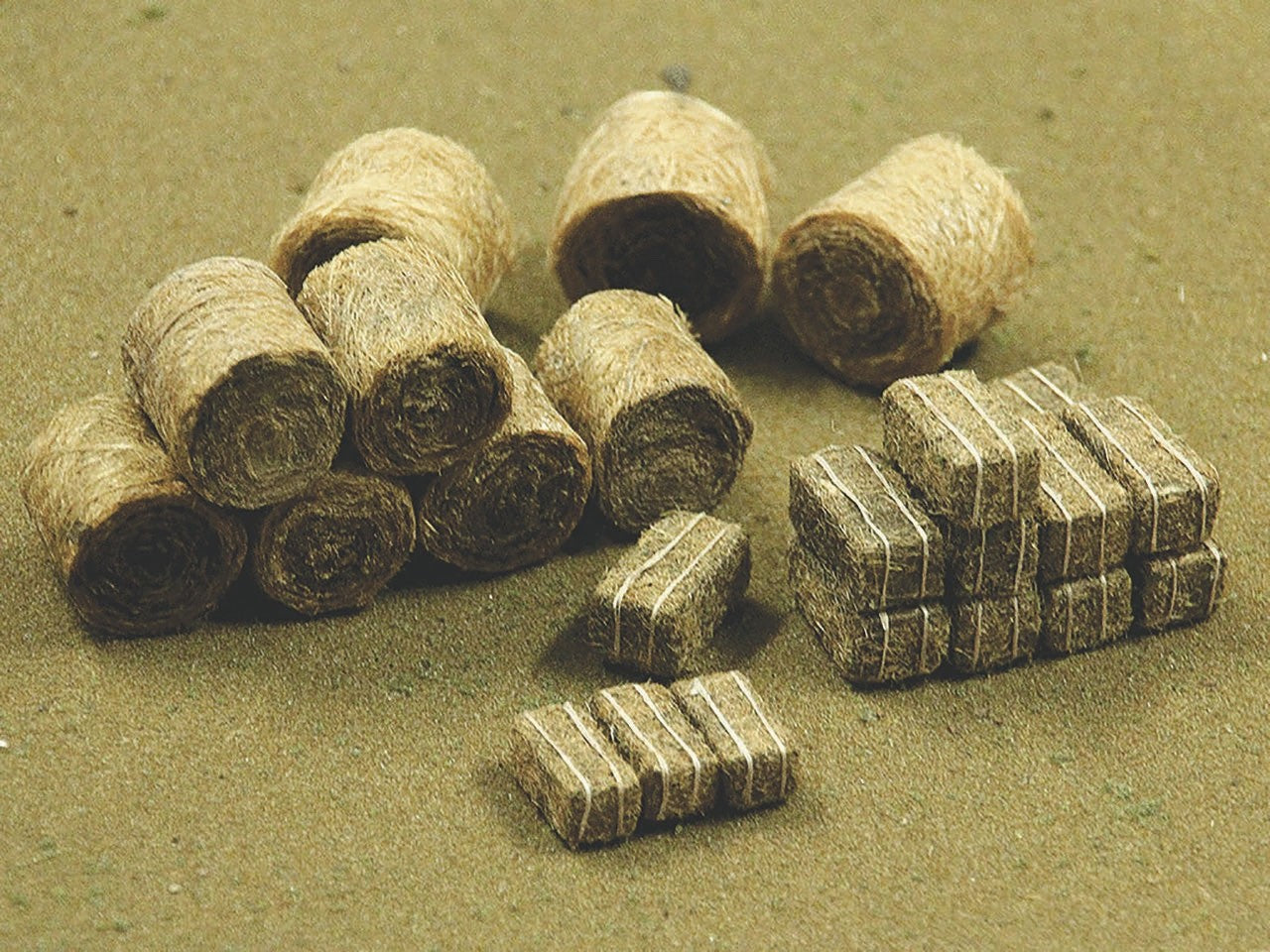 Bachmann 32502 HO Scale Hay Bales - 35/pkg