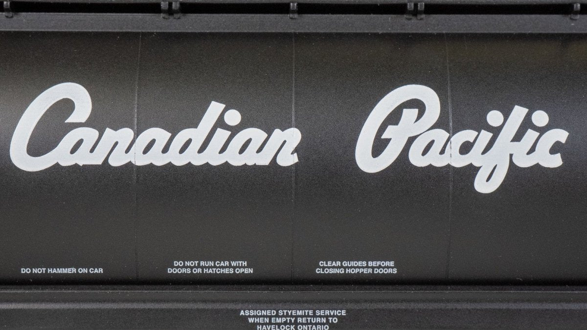 Bachmann 73804 HO Scale Cylindrical Covered Grain w/ EOT Flasher - CP 386502 - Oakville Model Trains Depot