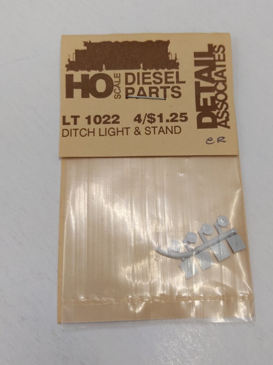 Detail Associates 1022 HO Scale Ditch Lights - With Stands, pkg(4)