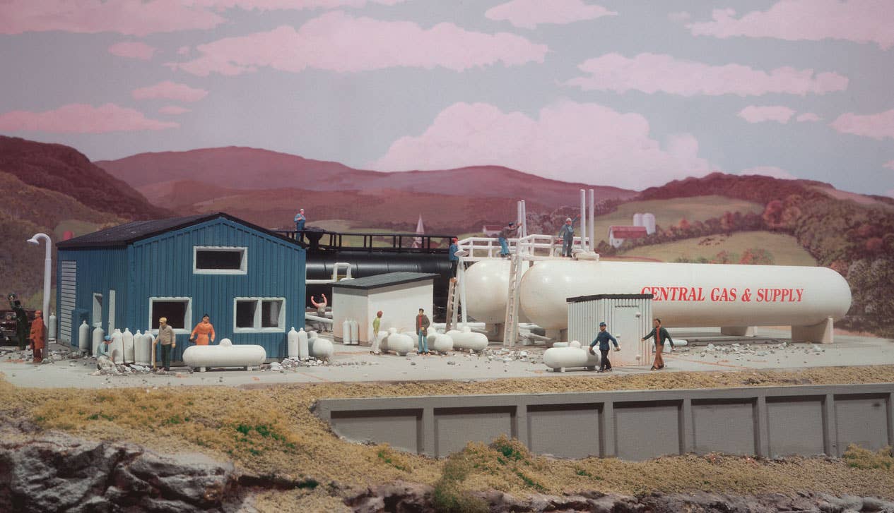 Walthers Cornerstone 3213 N Scale Central Gas and Supply - Kit