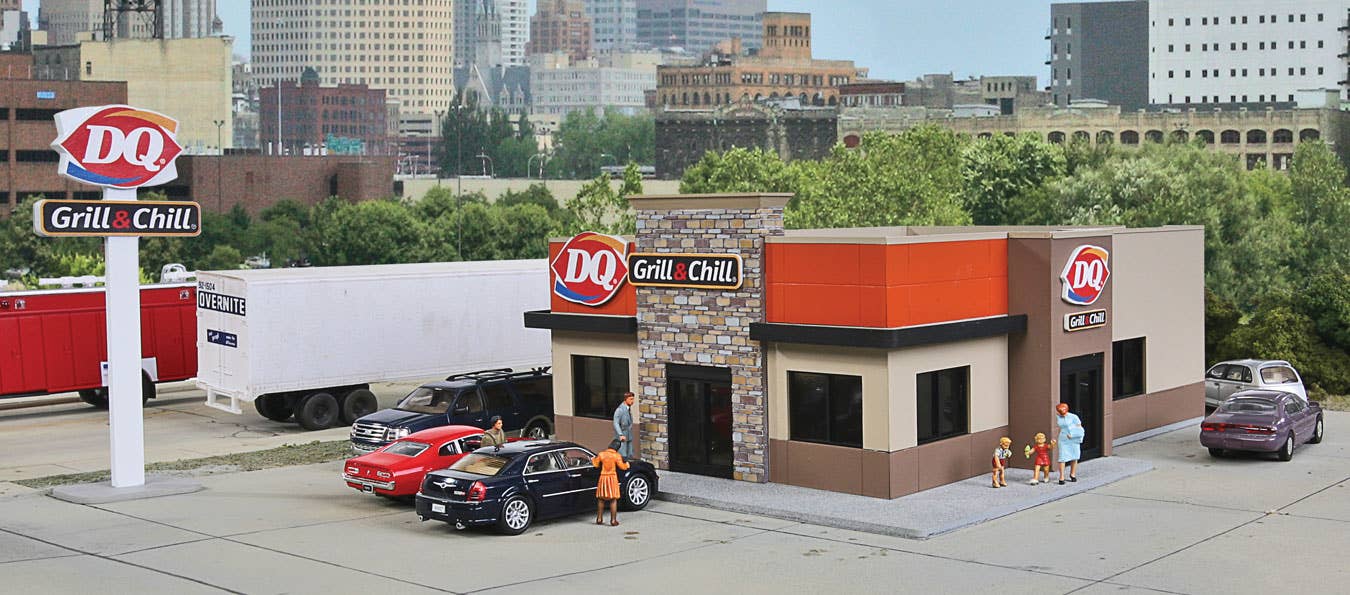 Walthers Cornerstone 3485 HO Scale DQ Grill & Chill(R) - Kit - 7-1/4 x 5-3/8 x 2-3/4" 18.4 x 13.6 x 6.9cm