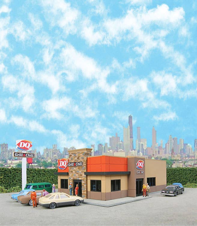 Walthers Cornerstone 3846 N Scale DQ Grill & Chill(R) - Kit - 4-1/2 x 3 x 1-9/16" 11.4 x 7.6 x 3.9cm