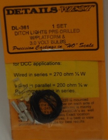 Details West 361 HO Scale Ditch Lights, Pre-Drilled w/ Platform & 3.0-Volt Bulbs - 1 set