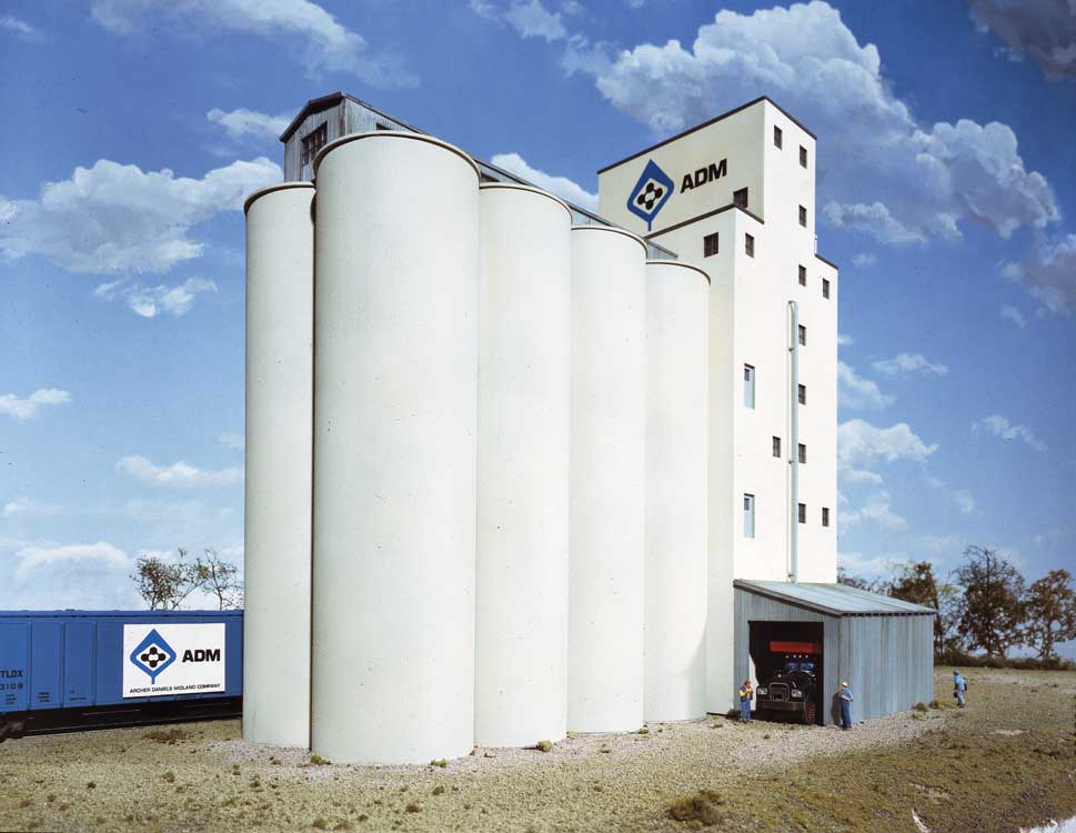 Walthers Cornerstone 3023 HO Scale Elevator Add-on Silos - Kit - 9 x 4-1/2 x 9" 22.8 x 11.4 x 22.8cm
