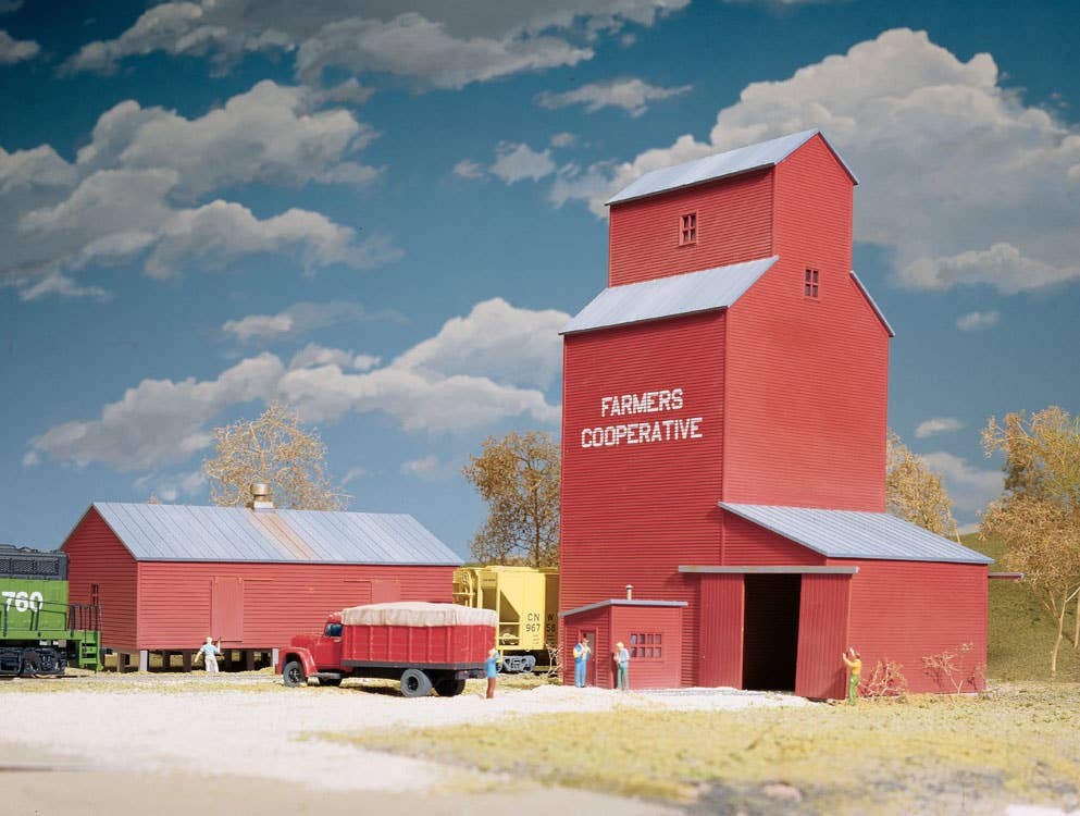 Walthers Cornerstone 3036 HO Scale Farmers Cooperative Rural Grain Elevator - Kit - Elevator: 8-7/8 x 7-1/4 x 10" 23 x 18 x 25cm