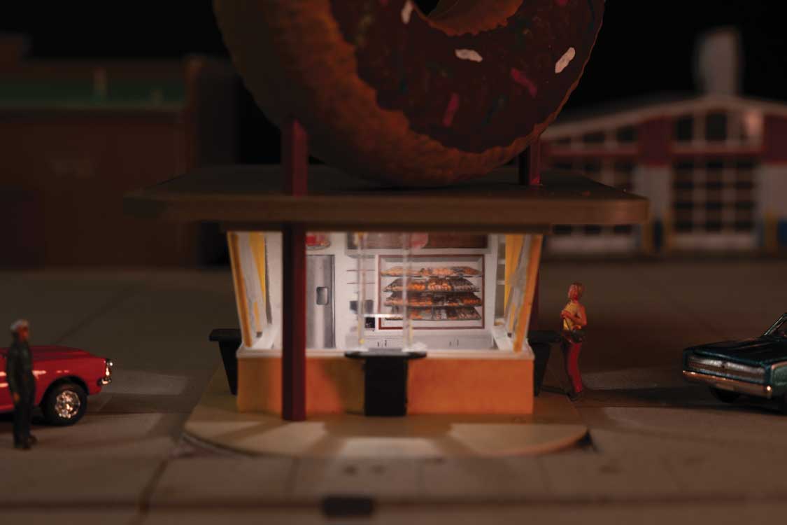 Walthers Cornerstone B3768 HO Scale Hole-In-One Donut Shop with Spaces(TM) Interior - Structure Kit with Interior Lighting and Detail Insert