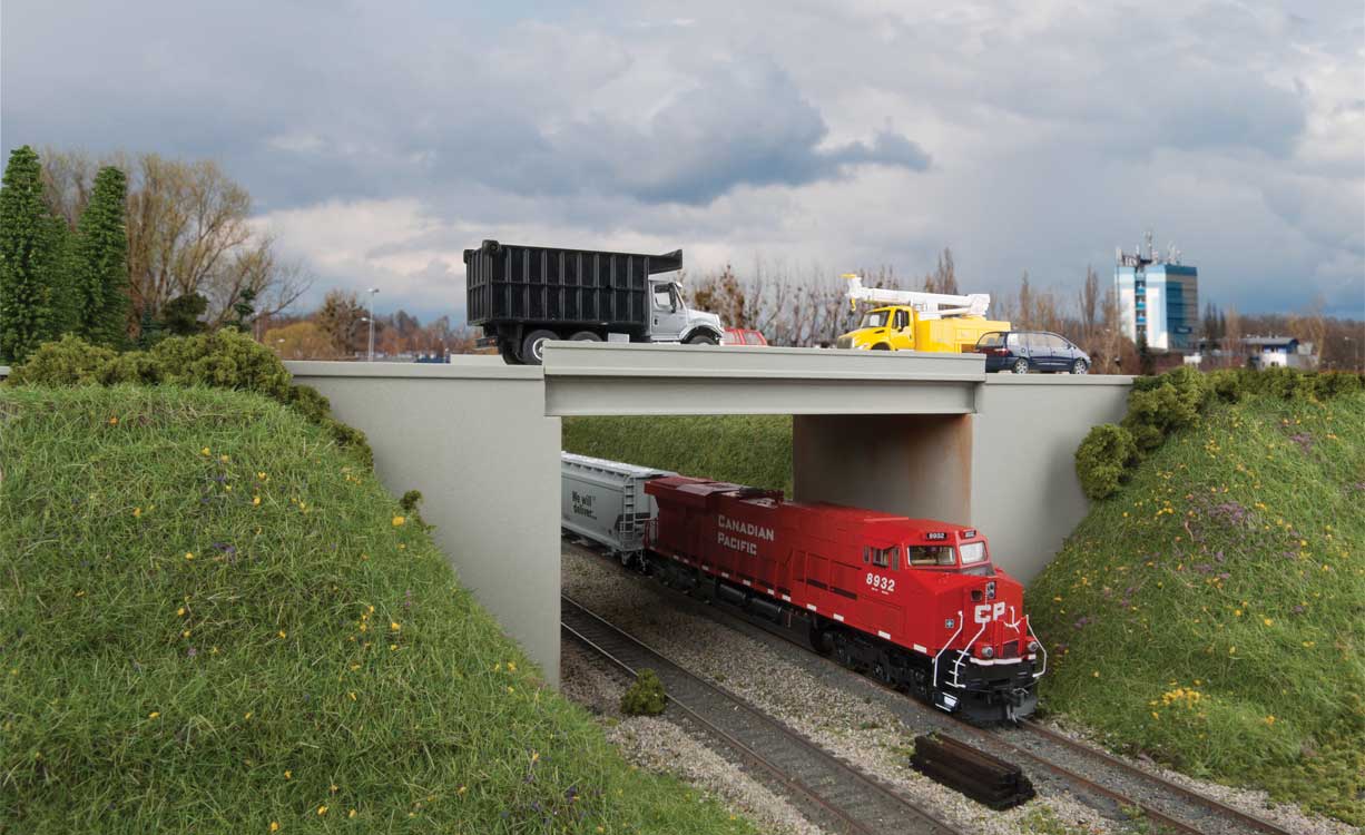 Walthers Cornerstone 4566 HO Scale Modern Concrete Highway Overpass - Kit - 12-15/16 x 4-3/4" 32.9 x 12cm