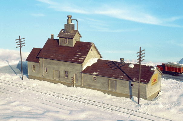 Walthers Cornerstone 3239 N Scale Sunrise Feed Mill - Kit - 9 x 2-3/8 x 4-1/4" 22.8 x 6 x 10.6cm