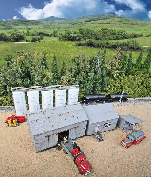 Walthers Cornerstone 4059 HO Scale Trackside Oil Dealer with Storage Tanks - Kit