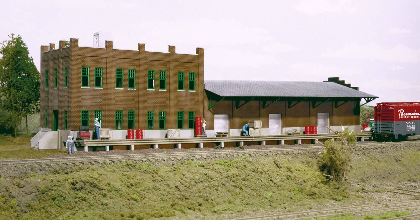 Walthers Cornerstone 3009 HO Scale Water Street Freight Terminal - Kit - 20-1/2 x 6-1/4" 52 x 15.8cm