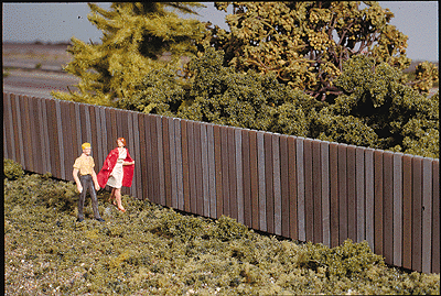 Walthers Cornerstone 3521 HO Scale Wood Fence - Kit - 15" 37.5cm Sections - Total Length: 45" 113cm - Height: 1" 2.5cm pkg(3